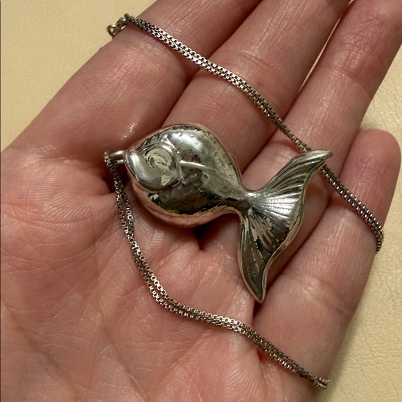 Beautiful Sterling Silver 925 Fish Pendant Necklace chain size 16’ - Picture 8 of 17